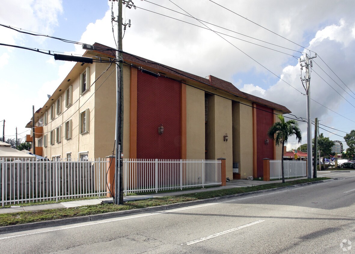 Primary Photo - 1530 W 68th St