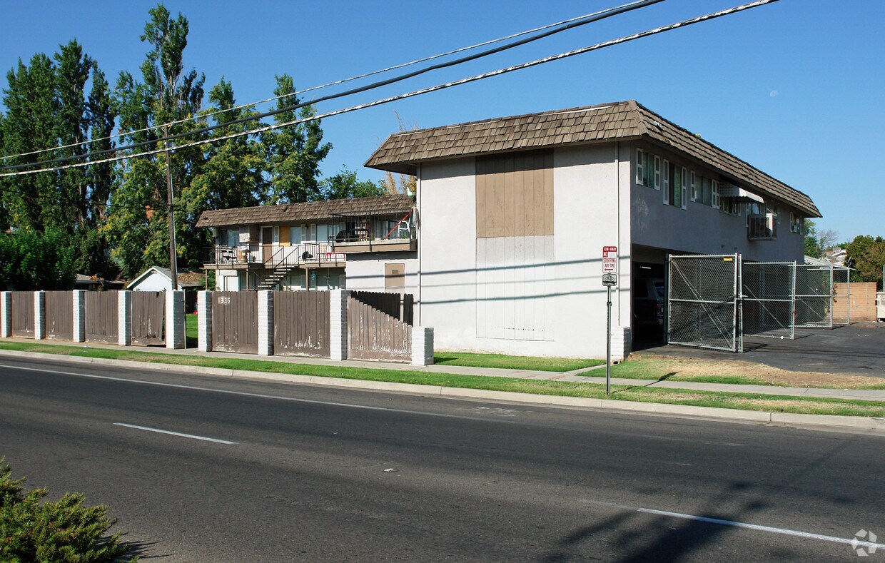 Building Photo - 1325 N Chestnut Ave