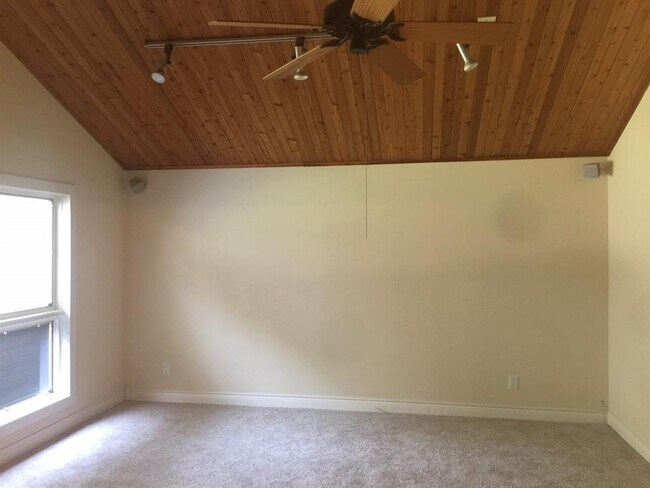 Foto del edificio - 15810 Sandy Hill Dr