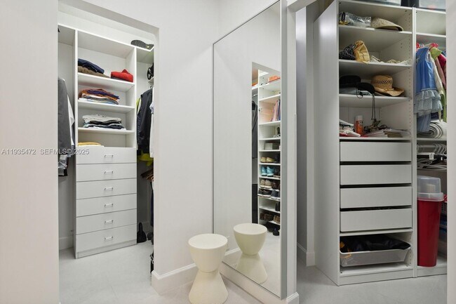 Foto del edificio - 1111 Crandon Blvd