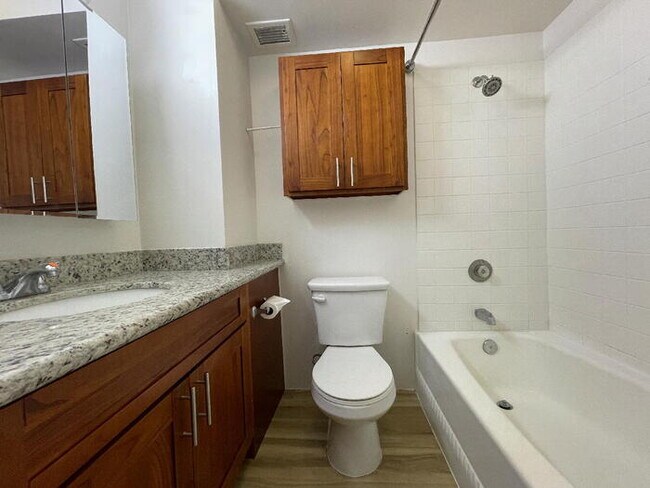 Building Photo - FAIRWAY VILLA studio, pkg, sec, W/D, A/C, ...