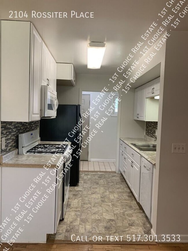 Building Photo - 3-BDR 1.5-BTH Ranch w/ Hardwood Floors, Fe...