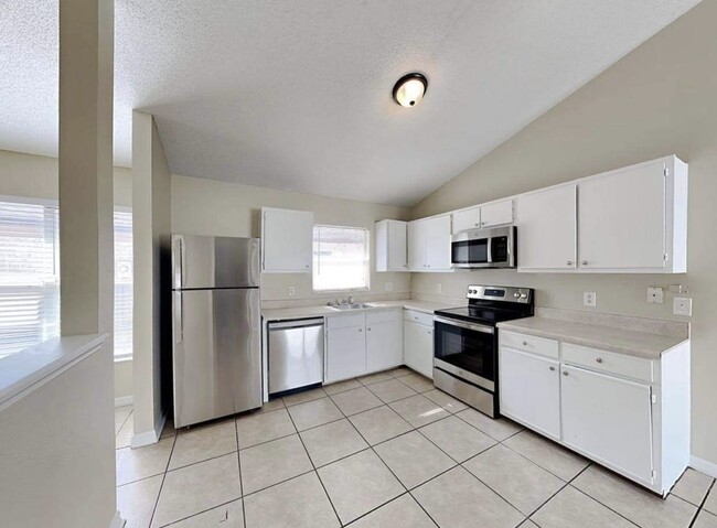 Building Photo - 9625 Hollyhill Dr
