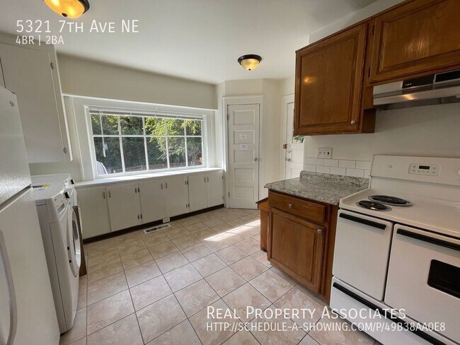 Building Photo - 4 bedroom home in University District