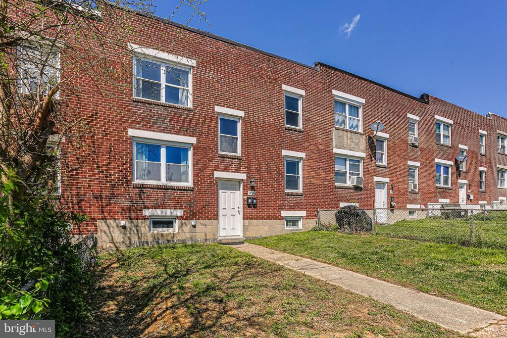 Foto principal - 7520 Lange St