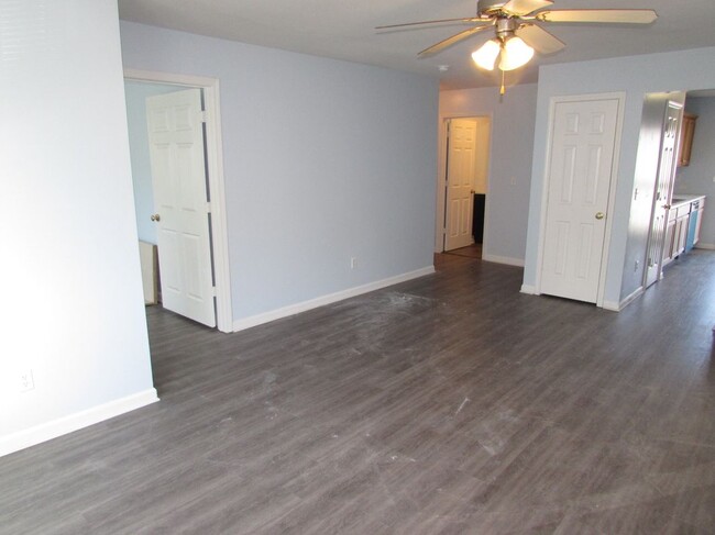 Building Photo - 1600 Stonehaven Cir
