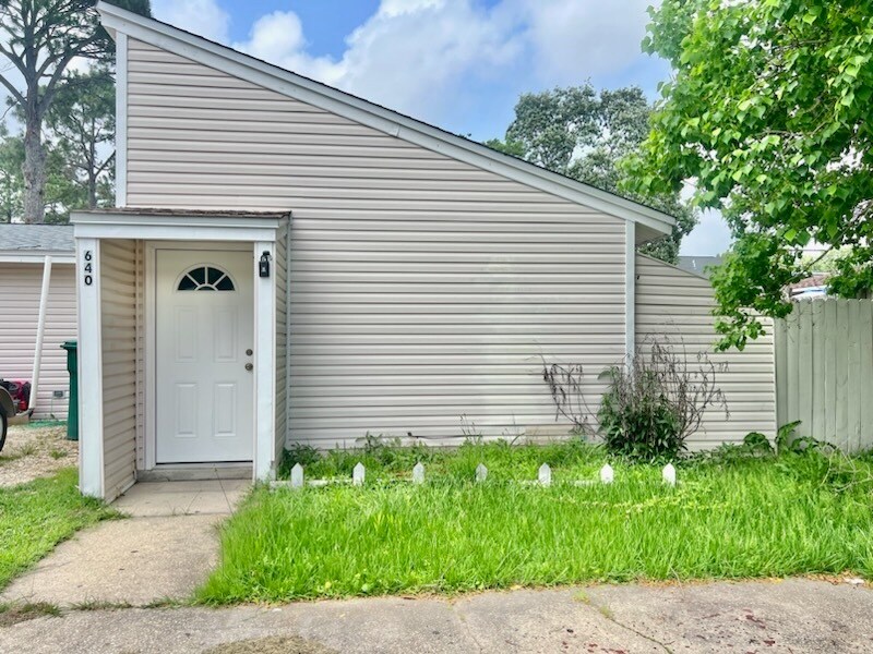 640 Carnathan Ct, Fort Walton Beach, FL 32547 Condo for Rent in Fort