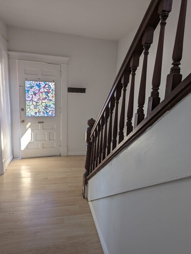 Building Photo - SHOWING 2/26 @11am   5 Bedroom 2 Bath Hous...
