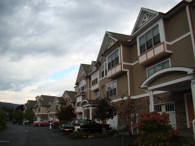 Building Photo - 6 Maple Leaf Dr