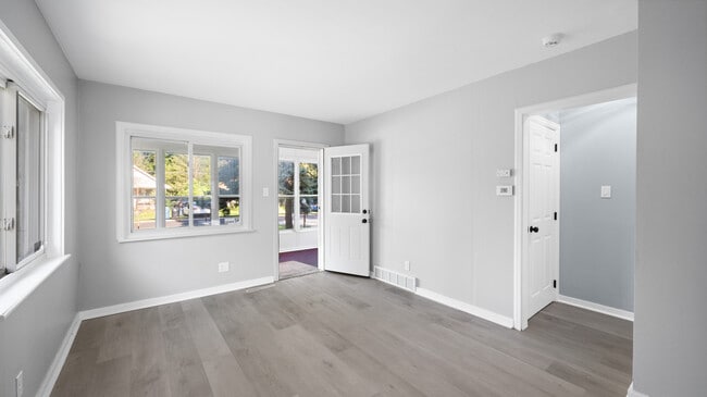 Living room - 1001 Patchen Rd