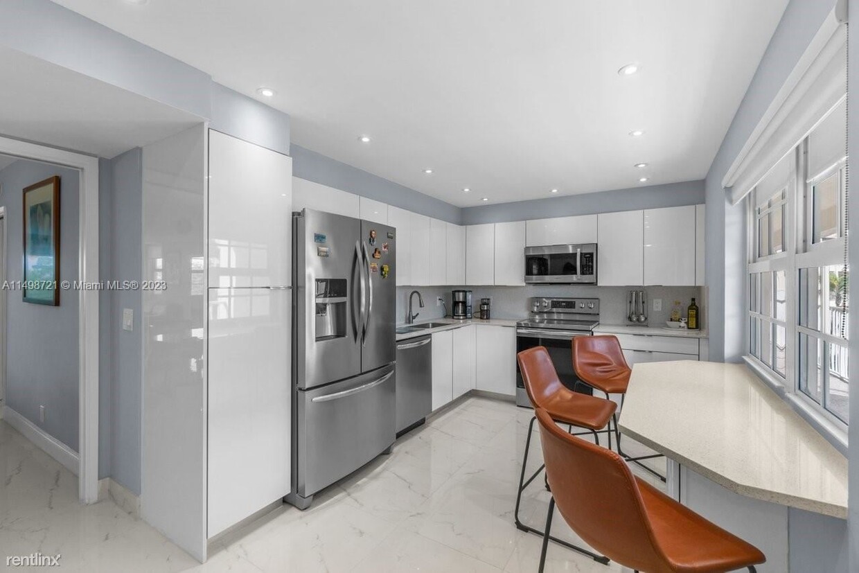 Foto principal - 3 br, 2.5 bath House - 3505 Oaks Way Apt 410