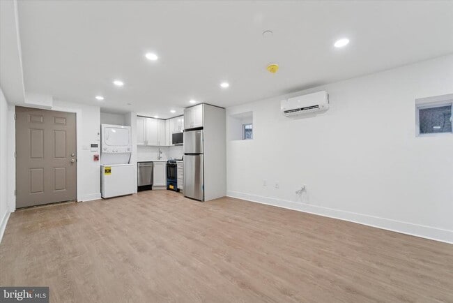 Building Photo - 812 W Roosevelt Blvd