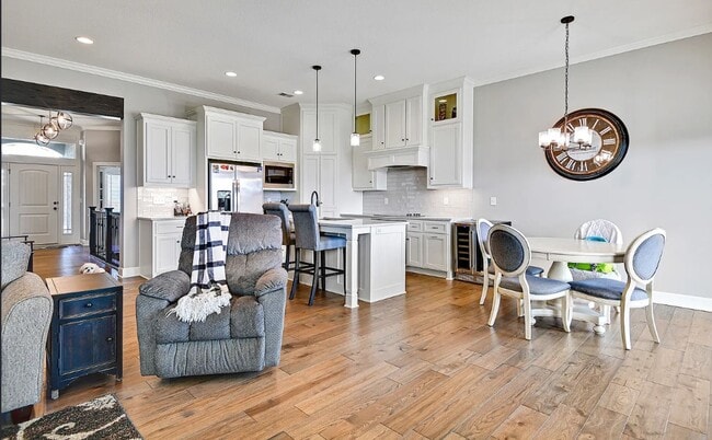 Foto del edificio - 4 BR/3BA | Newly Renovated Single Family Home | 3-Car Covered Parking | Back Deck