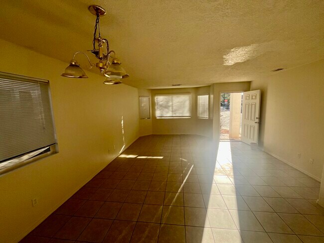 Foto del edificio - 1301 Villa Chamisa NE