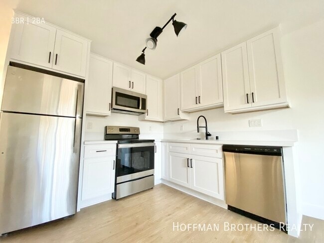 Building Photo - 1932 New England St