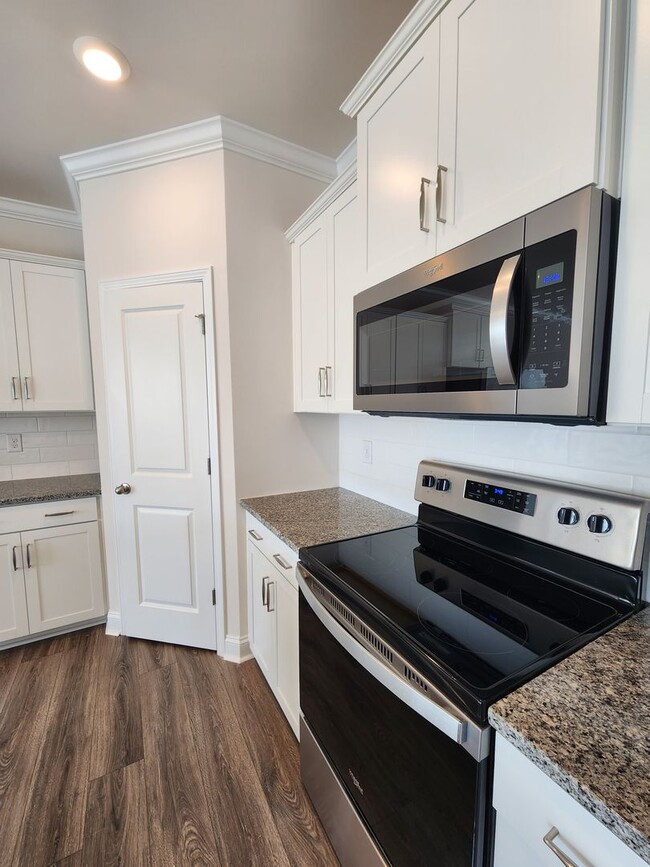 Building Photo - **6 Month Lease** Hendersonville Rental!