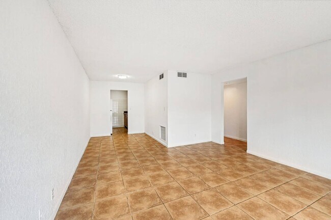 Sala de estar - Lakeside Condominiums