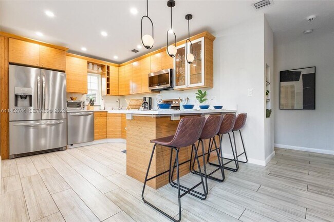 Foto del edificio - 201 NE 16th Ct