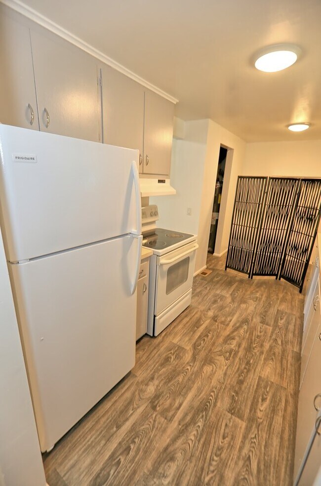 Building Photo - Cozy 2 Bedroom w/Den on Large Lot!