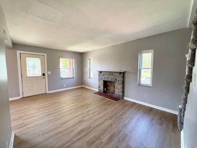 Foto del edificio - Cozy & Spacious 4-Bedroom Home in Cincinnati