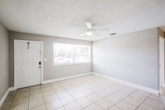 Foto del edificio - 375 NW 30th Terrace