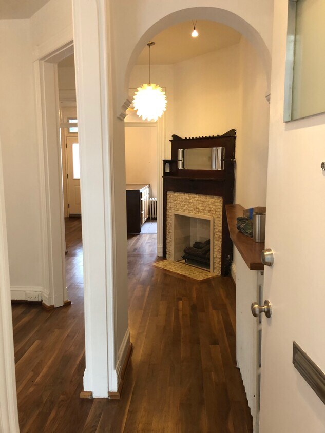 Entry - 1212 Linden Pl NE