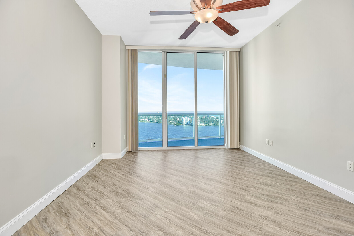 Foto principal - 231 Riverside Dr