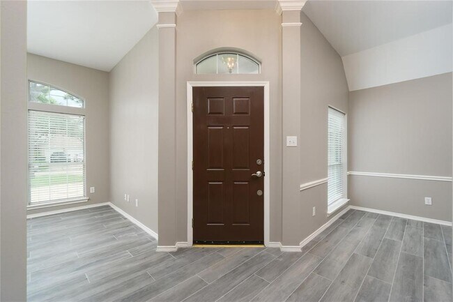 Building Photo - 3622 Englewood Dr