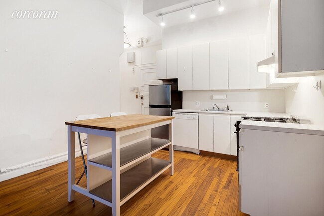 Building Photo - 230 W 72nd St