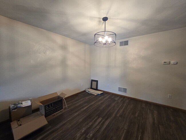 Foto del edificio - Beautiful 2 Bedroom Townhome - Only Steps ...