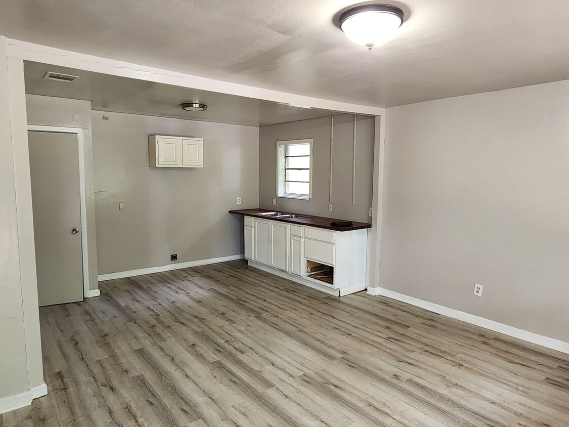 Building Photo - Special!!  Half off deposit!