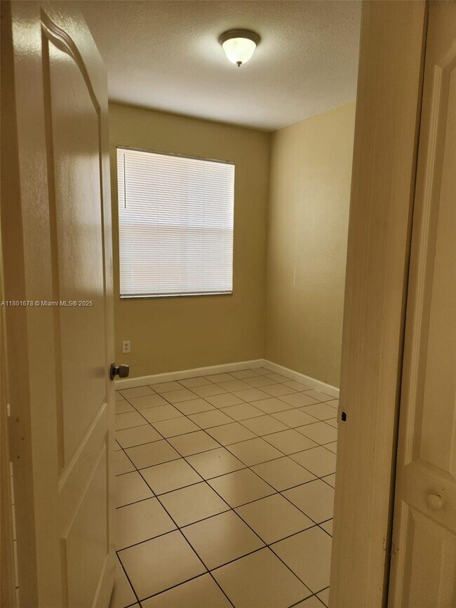 Foto del edificio - 1539 SE 27th St