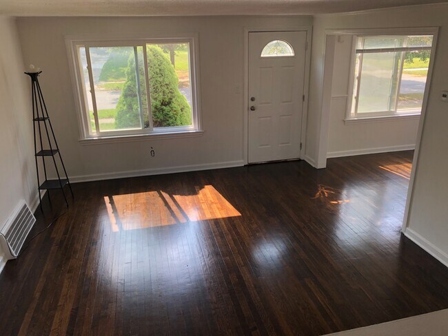 living room - 5528 Dalewood Ave