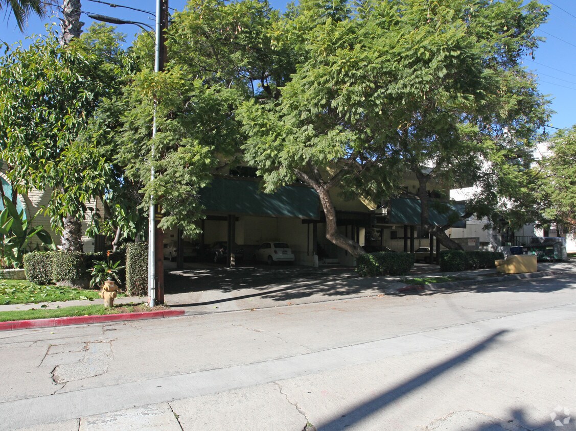 Foto del edificio - 2037 Rodney Dr