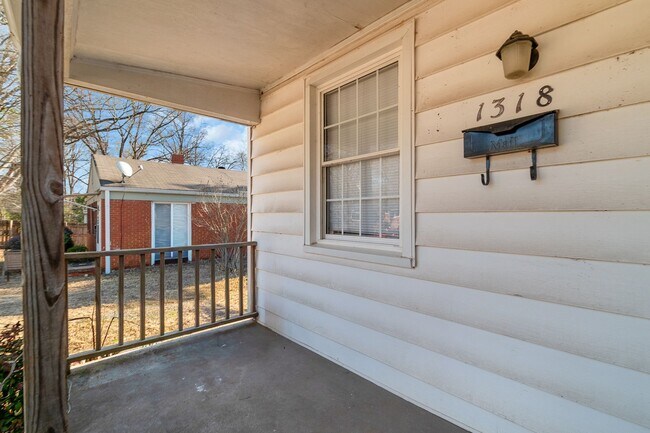 Foto del edificio - Gorgeous 2BR/1BA Duplex near Selwyn and Park Rd Hotspots!