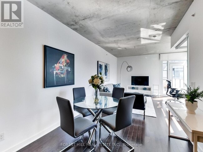 Building Photo - 210 Simcoe St