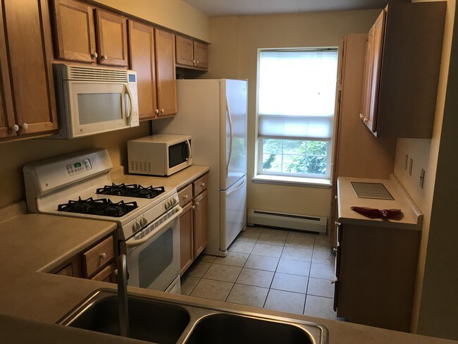 Kitchen - 131 Stonington Cir