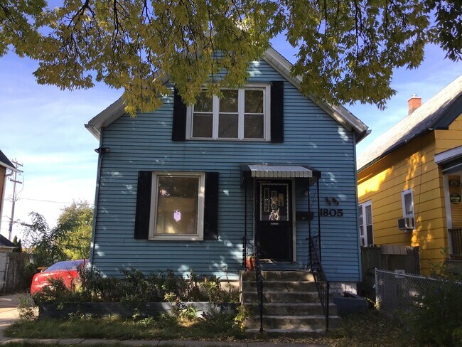 Foto del edificio - 1805 S 77th St