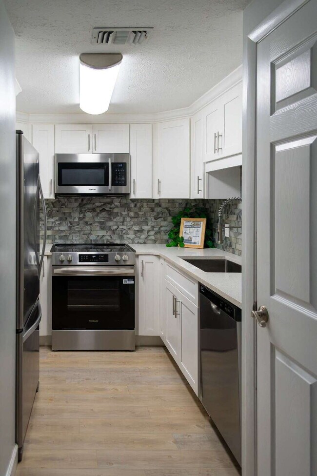 Building Photo - Beautifully Updated Rental in the Heart of Lynn Haven