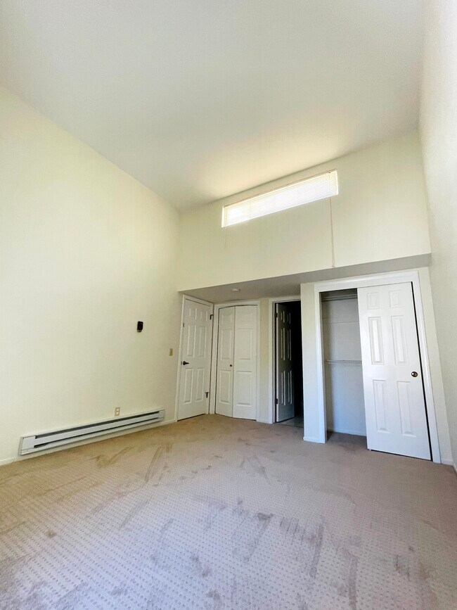 Dormitorio principal con techo abovedado - 19920 Portal Plz