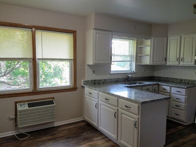 Building Photo - 5860 W Gunnison St