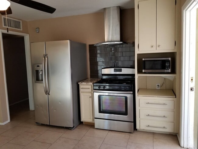 Building Photo - CHARMING 3 BEDROOM 2 BATH HOME IN THE HEART OF NORTH VALLEY