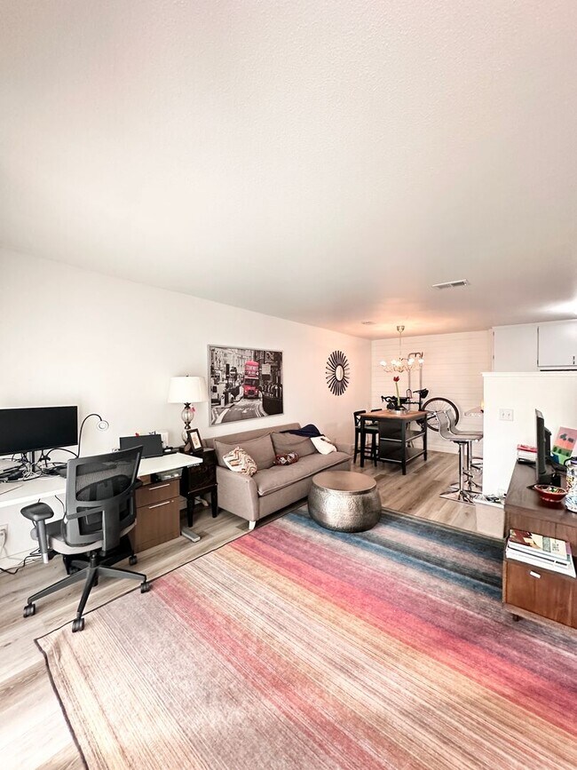 Building Photo - One bedroom townhome
