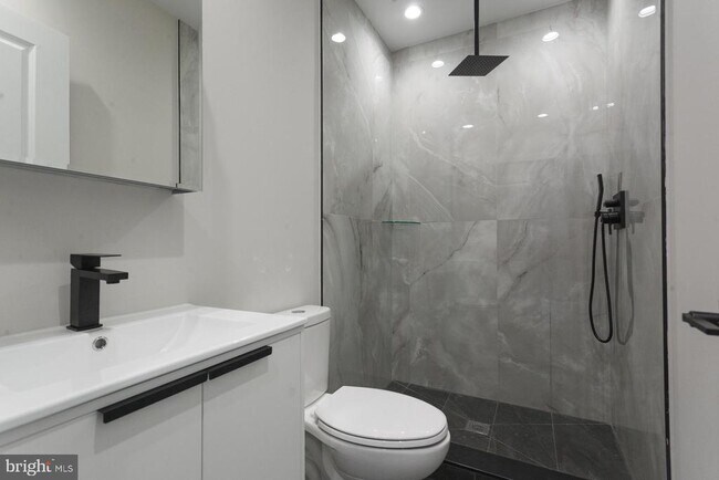 Foto del edificio - 3849 Fairmount Ave