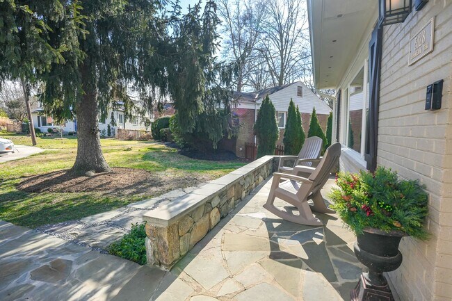 Foto del edificio - 5128 Linnean Terrace NW