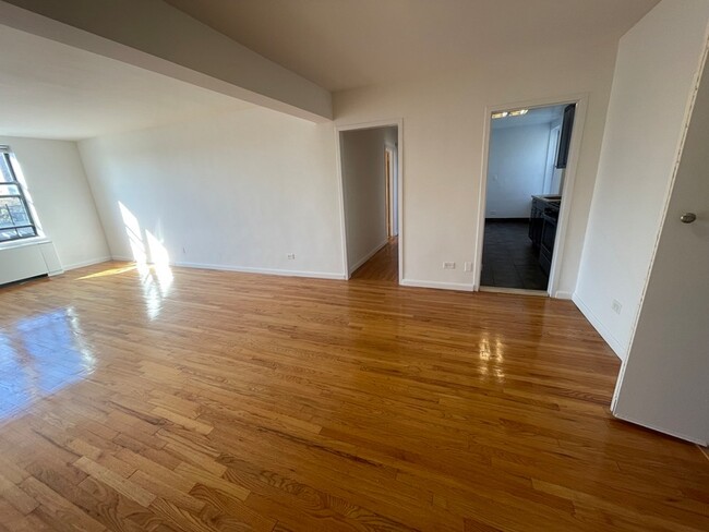 Foto del edificio - 23-35 Broadway Unit 4 E