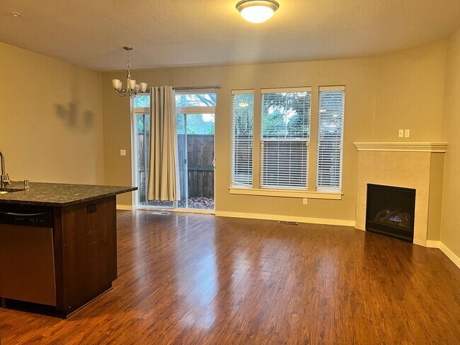 Building Photo - Amazing for this spacious 3 bedroom! First full month RENT FREE!