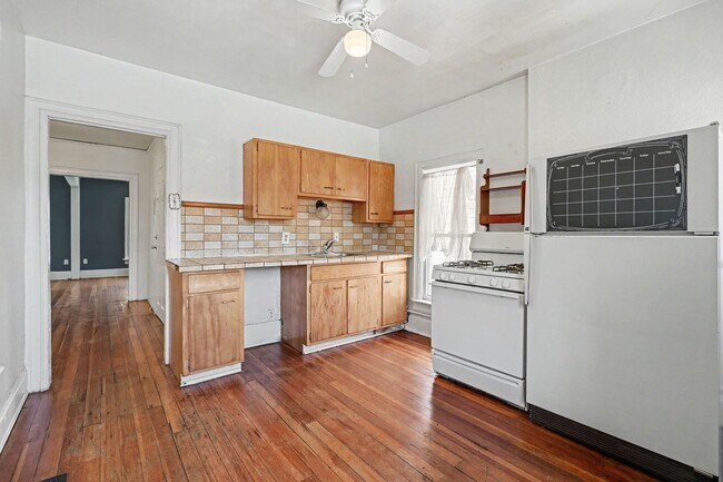 Building Photo - Historic Capitol Hill Apartment with Private Balcony