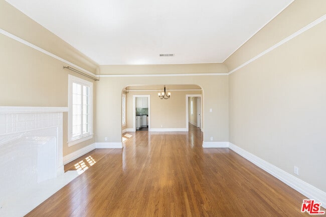 Foto del edificio - 1109 1/2 Cloverdale Ave