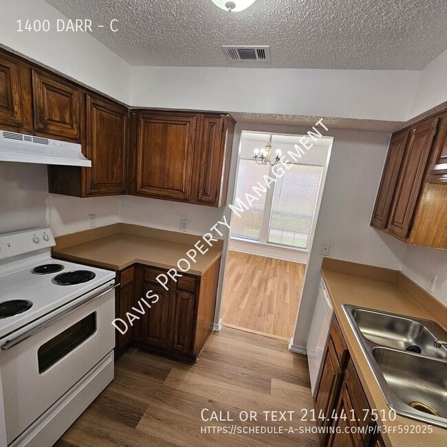 Building Photo - 1400 DARR-C